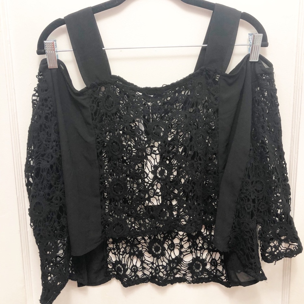 Oversized Cropped Millau Crochet Cold Shoulder Size Small